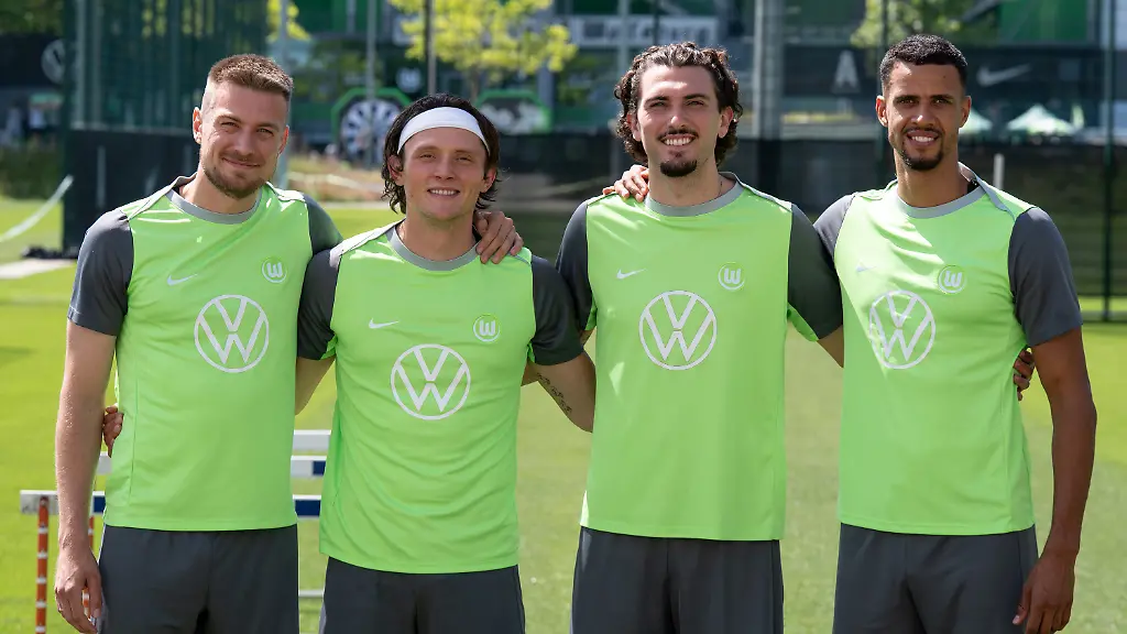 ARCHIV-24-06-2026-Niedersachsen-Wolfsburg-Fussball-2-Bundesliga-Trainingsauftakt-VfL-Wolfsburg-VfL-Wolfsburg-Die-Neuzugaenge-Hauke-Wahl-l-r-Fabian-Reese-Fraser-Hornby-und-Robert-Glatzel-stehen-zusammen-zu-dpa-VfL-Wolfsburg-kaempft-um-den-Aufstieg-und-ein-anderes-Image-Foto-Swen-Pfoertner-dpa-WICHTIGER-HINWEIS-Gemaess-den-Vorgaben-der-DFL-Deutsche-Fussball-Liga-bzw-des-DFB-Deutscher-Fussball-Bund-ist-es-untersagt-in-dem-Stadion-und-oder-vom-Spiel-angefertigte-Fotoaufnahmen-in-Form-von-Sequenzbildern-und-oder-videoaehnlichen-Fotostrecken-zu-verwerten-bzw-verwerten-zu-lassen