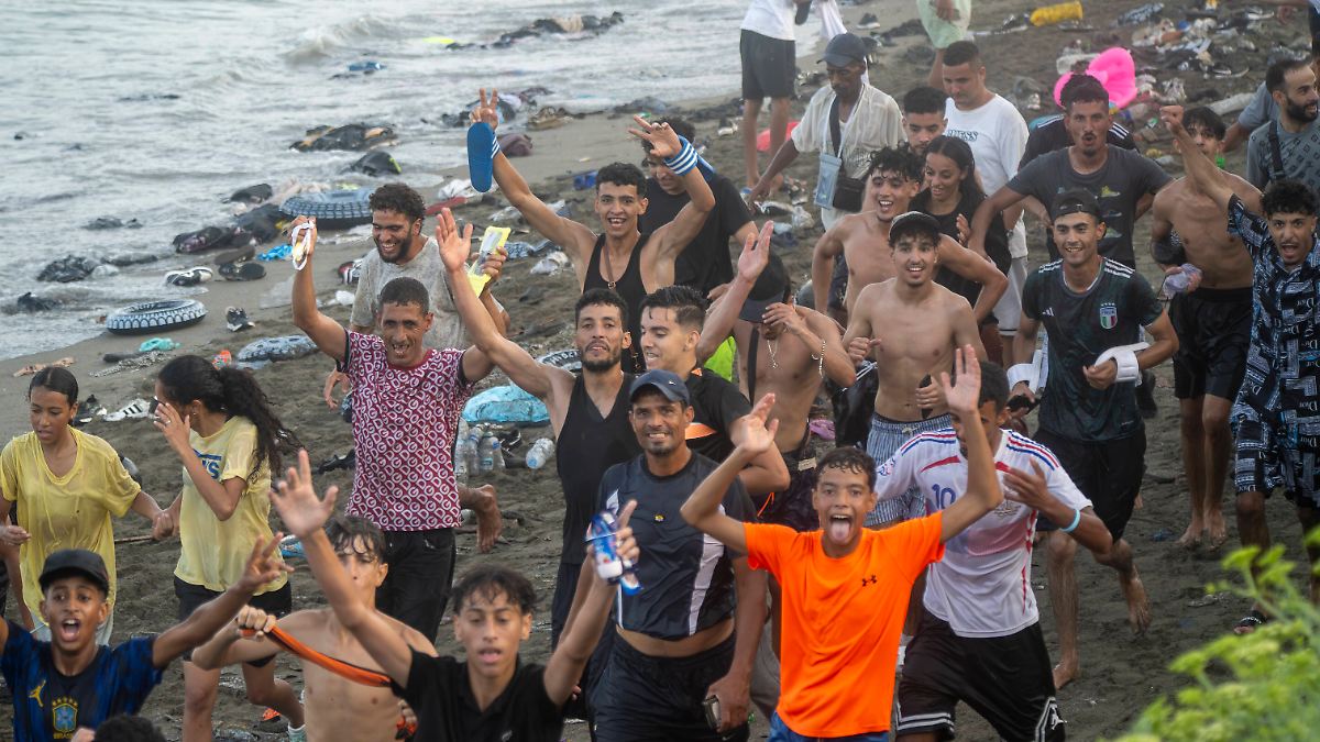 Zehntausende Migranten erreichen spanische Exklave Ceuta