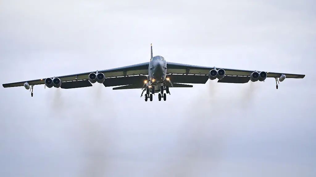 Ein-B-52-Bomber-der-US-Air-Force-USAF-landet-auf-dem-Luftwaffenstuetzpunkt-RAF-Fairford