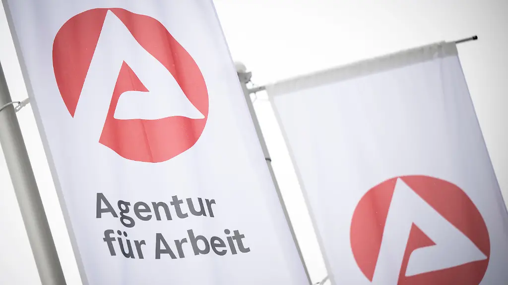 ARCHIV-30-01-2026-Mecklenburg-Vorpommern-Schwerin-Fahnen-mit-dem-Logo-der-Agentur-fuer-Arbeit-wehen-im-Wind-Arbeitsagentur-legt-Arbeitsmarktzahlen-in-Mecklenburg-Vorpommern-vor