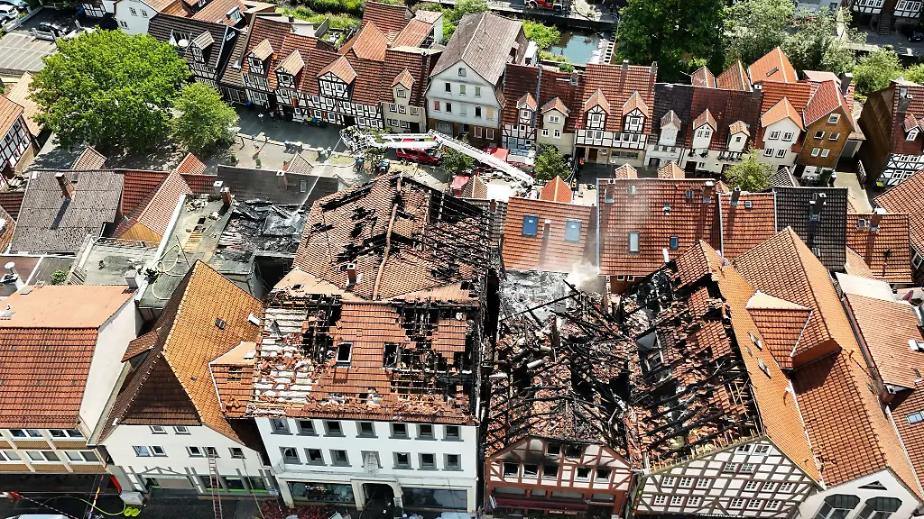 Mehrere-Fachwerkhaeuser-wurden-von-den-Flammen-beschaedigt