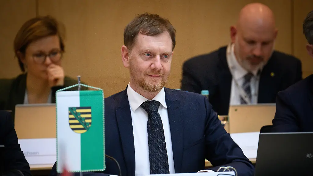 Michael-Kretschmer-CDU-Ministerpraesident-von-Sachsen-sitzt-zu-Beginn-der-Konferenz-der-Regierungschefinnen-und-Regierungschefs-der-Laender-MPK-im-Bundesrat