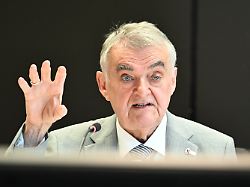 "Liefern und nicht streiten": NRW-Innenminister Reul ermahnt Merz-Kritiker