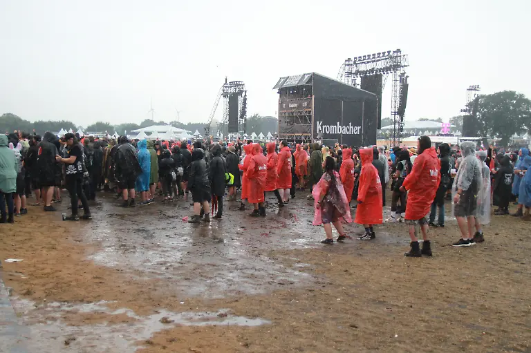 Wacken-Deutschland-31-Juli-03-August-2024-Wacken-Open-Air-WOA-2024-ein-Metal-Festival-in-der-Gemeinde-Wacken-in-Schleswig-Holstein-Im-Bild-Am-Samstag-kommt-der-Regen-nach-Wacken