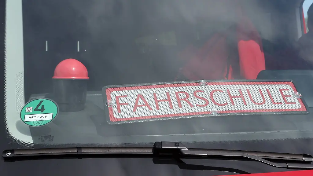 Dem-Fahrlehrer-werden-auch-Straftaten-im-Zusammenhang-mit-der-Lkw-Fahrer-Weiterbildung-vorgeworfen