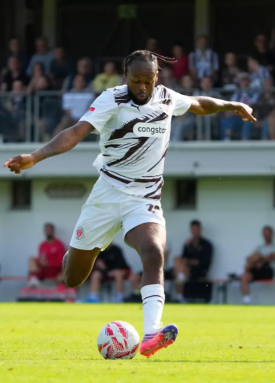Fussball-Fotboll-Traening-FC-St-Pauli-Ricky-Jade-Jones-St-Pauli-Flachau-19-07-2026-Fussball-FC-St-Pauli-Trainingslager-in-Flachau-Oesterreich-Testspiel-FC-St-Pauli-HNK-Gorica-Bildbyran-COP-39-SWEDEN-AND-NORWAY-ONLY-fotboll-football-witters-Soccer-Training-FC-St-Pauli-Ricky-Jade-Jones-St-Pauli-Flachau-July-19-2026-Soccer-FC-St-Pauli-Training-Camp-in-Flachau-Austria-Friendly-Match-FC-St-Pauli-vs