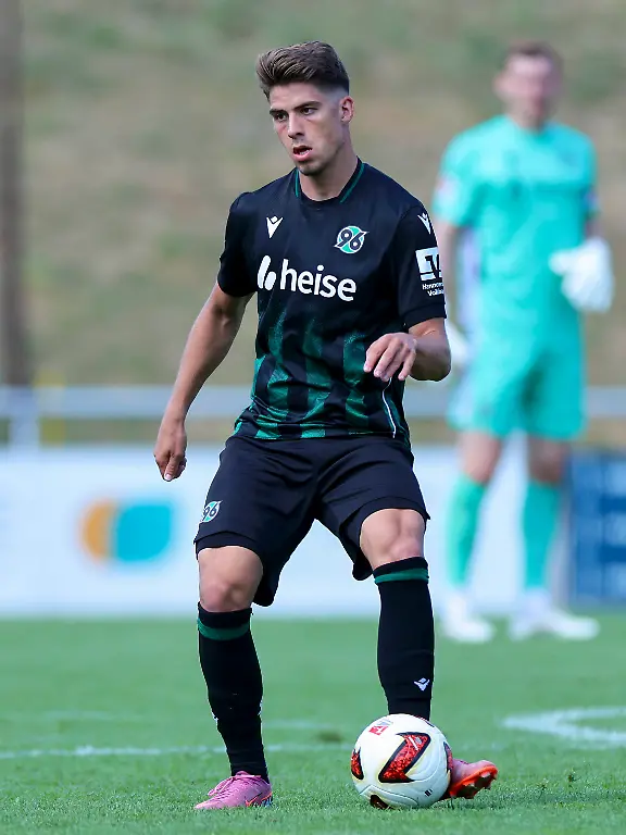 Franz-Roggow-Hannover-96-kontrolliert-den-Ball-Friendly-match-Hannover-96-v-SC-Preussen-Muenster-Hemberg-Stadion-am-24-July-2026-in-Iserlohn-Deutschland-Foto-von-Marco-Steinbrenner-DeFodi-Images-Franz-Roggow-Hannover-96-controls-the-ball-Friendly-match-Hannover-96-v-SC-Preussen-Muenster-Hemberg-Stadion-July-24-2026-in-Iserlohn-Germany-Photo-by-Marco-Steinbrenner-DeFodi-Images-Franz-Roggow-of-Hannover-96-controls-the-ball-Friendly-match-Hannover-96-vs-SC-Preussen-Muenster-Hemberg-Stadium-on-July-24-2026-in-Iserlohn-Germany-Photo-by-Marco-Steinbrenner-DeFodi-Images-Franz-Roggow-of-Hannover-96-controls-the-ball-Friendly-match-Hannover-96-vs-SC-Preussen-Muenster-Hemberg-Stadium-July-24-2026-in-Iserlohn-Germany