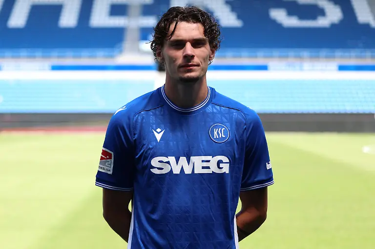 24-07-2026-xrekx-Fussball-2-Bundesliga-Karlsruher-SC-Fototermin-Saison-2026-27-v-l-Moritz-Broschinski-Karlsruher-SC-DFL-DFB-REGULATIONS-PROHIBIT-ANY-USE-OF-PHOTOGRAPHS-as-IMAGE-SEQUENCES-and-or-QUASI-VIDEO-Karlsruhe-July-24-2026-xrekx-Soccer-2-Bundesliga-Karlsruher-SC-Photo-Session-202627-Season-from-left-Moritz-Broschinski-Karlsruher-SC-DFL-and-DFB-regulations-prohibit-any-use-of-photographs-as-image-sequences-and-or-quasi-video