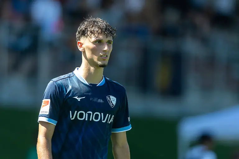 Alessandro-Crimaldi-VfL-Bochum-schaut-waehrend-des-Freundschaftsspiels-in-der-Saisonvorbereitung-zwischen-dem-Royal-Antwerpen-FC-und-dem-VfL-Bochum-1848-im-Hemberg-Stadion-am-11-Juli-2026-in-Iserlohn-Deutschland-Foto-von-Mario-Hommes-DeFodi-Images-Alessandro-Crimaldi-VfL-Bochum-looks-on-during-the-during-the-pre-season-friendly-match-between-Royal-Antwerpen-FC-and-VfL-Bochum-1848-at-Hemberg-Stadium-on-July-11-2026-in-Iserlohn-Germany-Photo-by-Mario-Hommes-DeFodi-Images-Alessandro-Crimaldi-of-VfL-Bochum-watches-during-the-preseason-friendly-match-between-Royal-Antwerp-FC-and-VfL-Bochum-1848-at-Hemberg-Stadium-on-July-11-2026-in-Iserlohn-Germany-Photo-by-Mario-Hommes-DeFodi-Images
