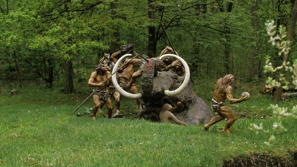 Prehistory-Neanderthal-Men-Hunting-Mammouth