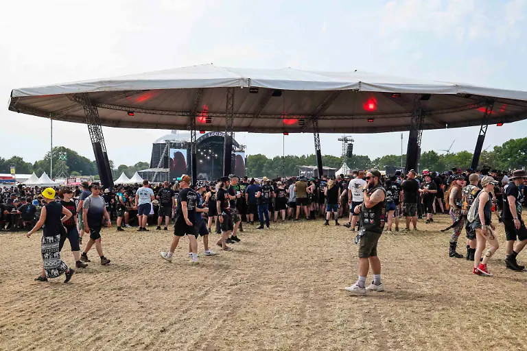 Festivalbesuchende-stehen-beim-Konzert-der-Band-H-Blockx-unter-einem-Zelt-beim-Wacken-Open-Air-W-O-A-Das-W-O-A-gilt-als-groesstes-Heavy-Metal-Festival-der-Welt