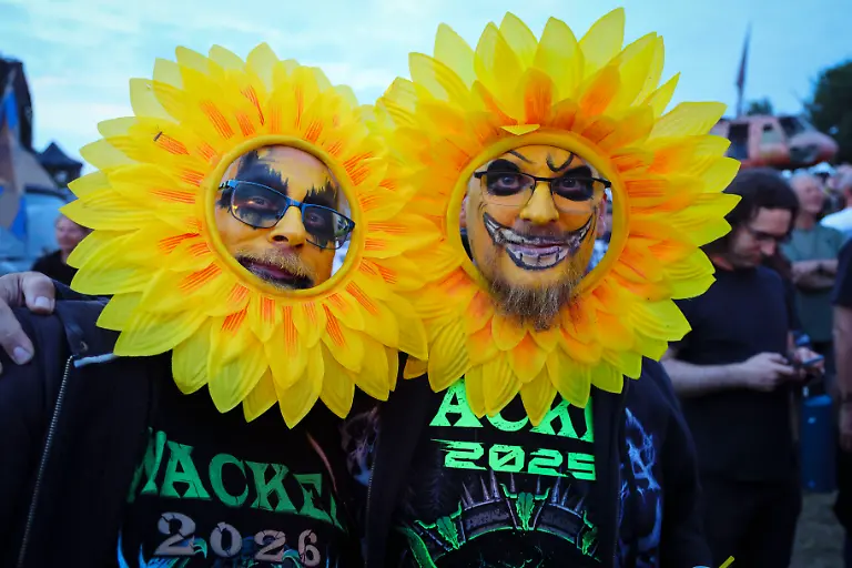 Zwei-Festivalbesuchende-feiern-waehrend-des-Auftritts-der-Band-MegaBosch-beim-Wacken-Open-Air-W-O-A-Das-W-O-A-gilt-als-groesstes-Heavy-Metal-Festival-der-Welt