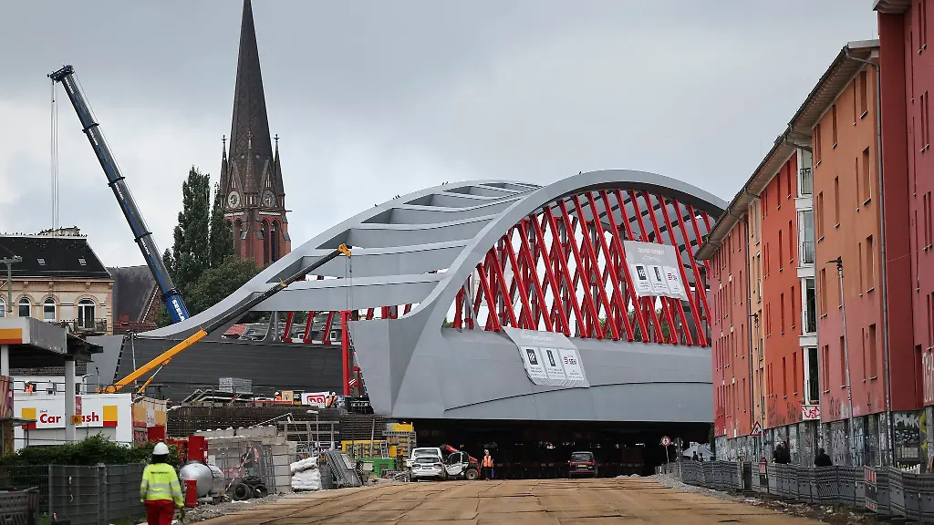 Angekommen-Die-neue-Sternbruecke-hat-ihren-Zielort-erreicht-Von-Ende-August-an-werden-wieder-rund-1-000-Zuege-taeglich-ueber-sie-rollen-und-damit-den-Hauptbahnhof-und-den-Bahnhof-Altona-miteinander-verbinden