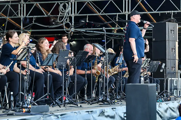 Die-Wackener-Feuerwehrkapelle-gibt-mit-ihrem-Konzert-den-inoffiziellen-Startschuss-beim-Wacken-Open-Air-W-O-A-Das-W-O-A-gilt-als-groesstes-Heavy-Metal-Festival-der-Welt