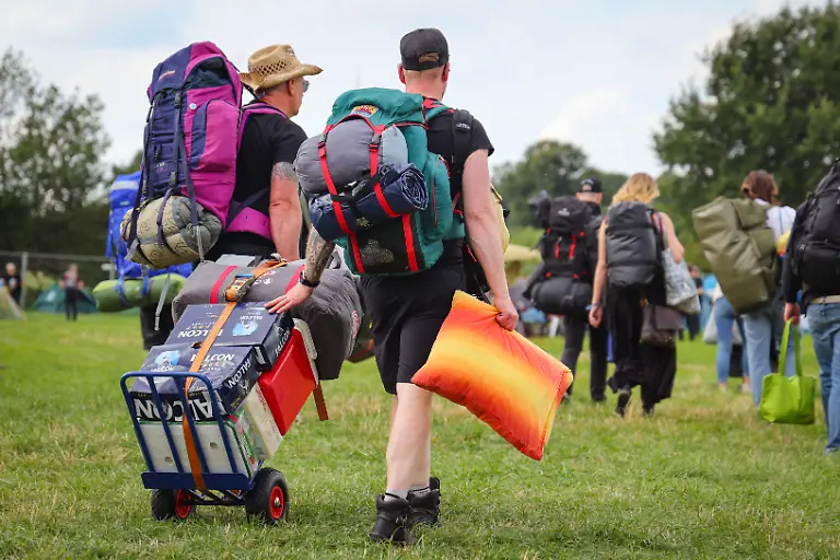 Festivalbesucher-gehen-zu-einem-Campingplatz-beim-Wacken-Open-Air-W-O-A-Das-W-O-A-gilt-als-groesstes-Heavy-Metal-Festival-der-Welt