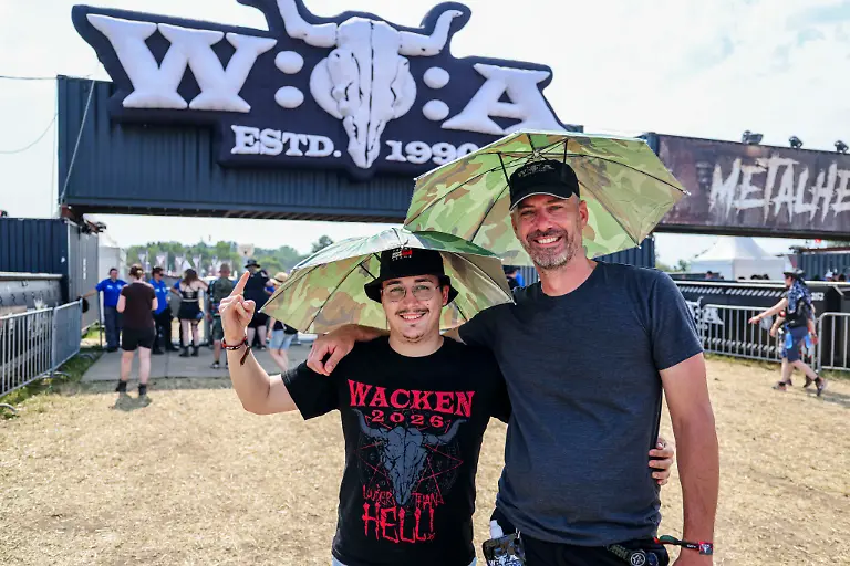 Justin-l-und-Michael-trotzen-der-Hitze-mit-Sonnenschirmen-beim-Wacken-Open-Air-W-O-A-Das-W-O-A-gilt-als-groesstes-Heavy-Metal-Festival-der-Welt