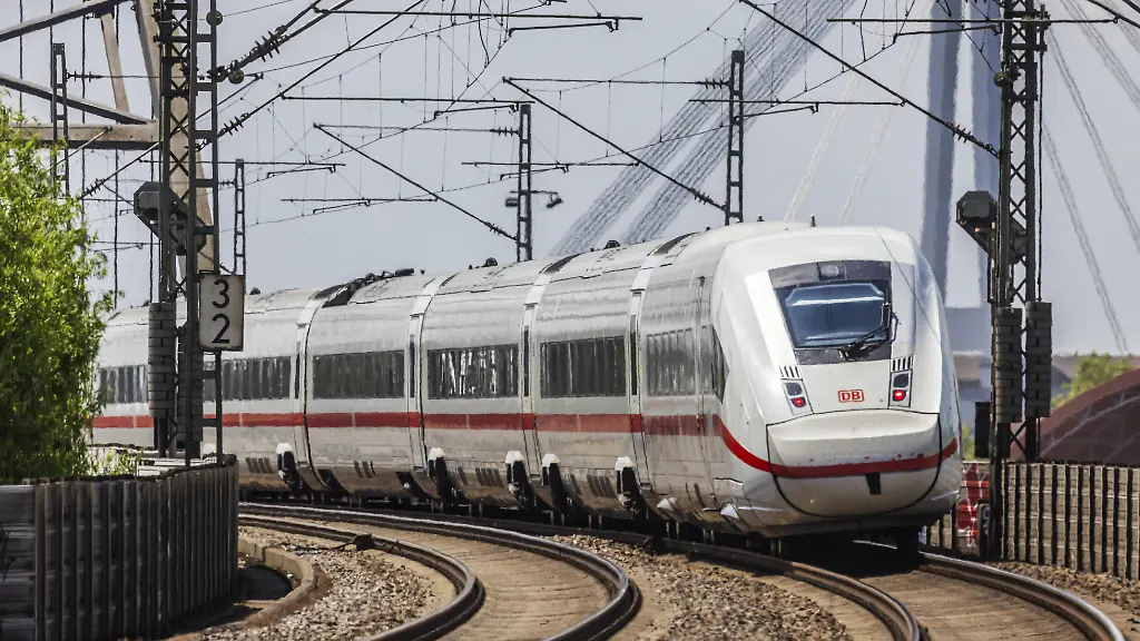 ICE-unterwegs-in-Mannheim-mit-Bahnbruecke-nahe-Bahnhof-Neckarstadt