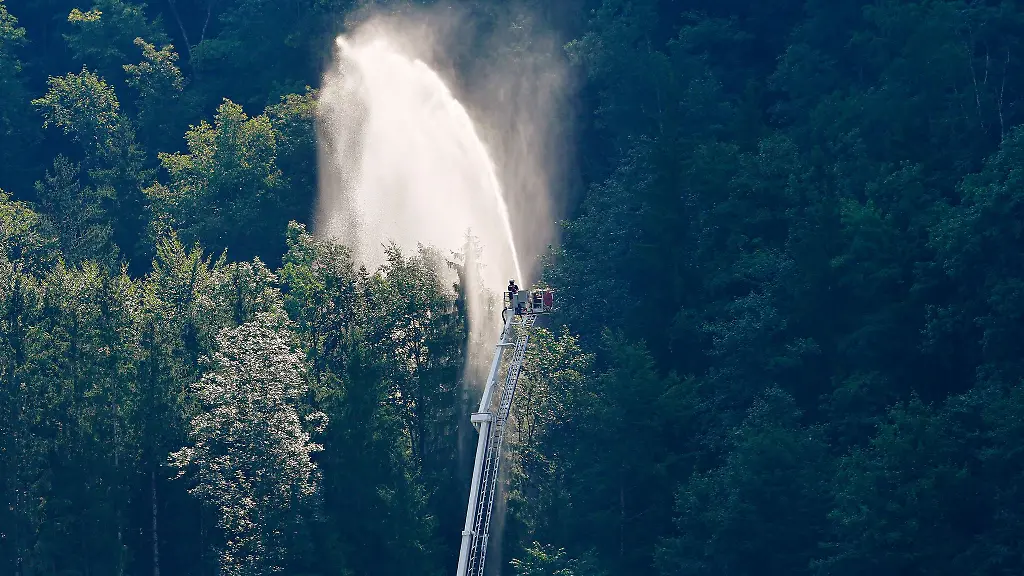 Feuerwehrleute-im-Einsatz-in-den-Chiemgauer-Alpen