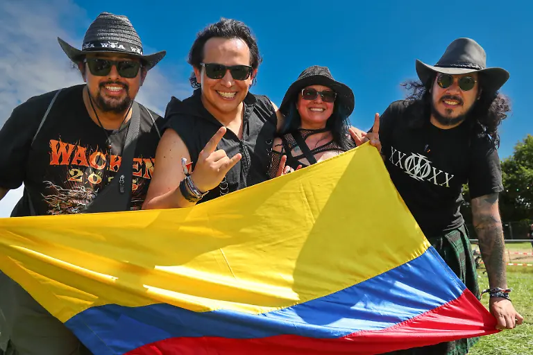 Alejandro-Lozano-l-r-Andres-Urbano-Isabel-Amaya-und-Edison-Ortiz-aus-Kolumbien-feiern-beim-Wacken-Open-Air-W-O-A-Das-W-O-A-gilt-als-groesstes-Heavy-Metal-Festival-der-Welt