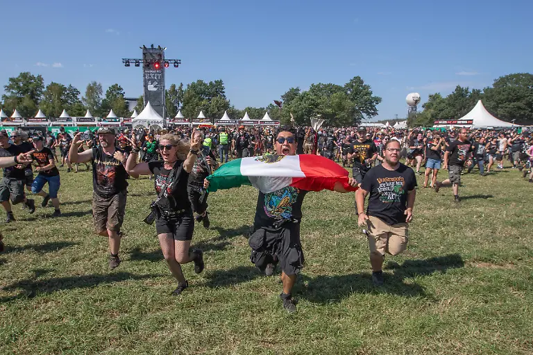 Das-35-Wacken-Open-Air-ist-offiziell-eroeffnet-Heute-um-15-Uhr-und-30-Minuten-eroeffnete-das-sonnigste-Wacken-Open-Air-seit-Jahren-seine-Tore-und-das-Infield-fuer-zehntausende-Fans-die-vor-die-Buehnen-stuermten-Wacken-Wacken-open-Air-Schleswig-Holstein-Deutschland-IVDJ7472-The-35th-Wacken-Open-Air-is-officially-open-Today-at-3-30-p-m
