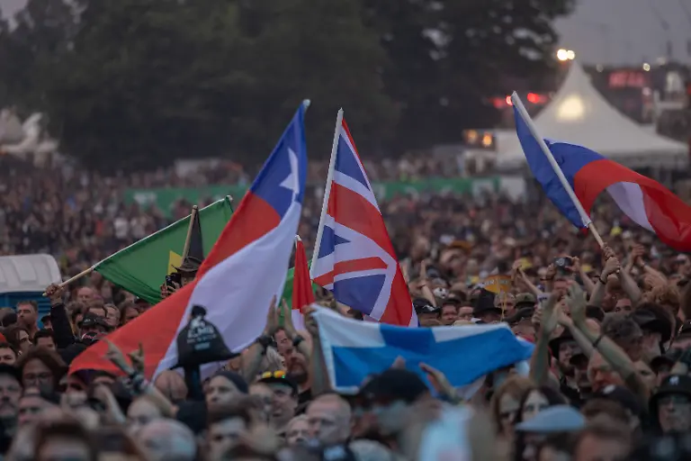 Das-35-Wacken-Open-Air-Tag-2-mit-Legenden-des-Metaks-unter-Sommerhitze-Der-zweite-Tag-Wacken-unter-Sommerhitze-und-die-Legenden-gaben-sich-die-Hand-auf-der-Buehne-Bis-in-die-Nacht-werden-nun-weitere-Stars-der-Szene-die-85-000-Fans-weiter-aufheitzen-ein-Schauer-ab-22-Uhr-wurde-fast-herbeigesehntt-Erst-am-Freitag-soll-sich-die-Lage-mit-milderen-Temperaturen-entspannen-Wacken-Wacken-open-Air-Schleswig-Holstein-Deutschland-5DL0148-Day-2-of-the-35th-Wacken-Open-Air-Metal-Legends-in-the-Summer-Heat-The-second-day-of-Wacken-took-place-in-the-summer-heat-and-the-legends-shared-the-stage-Well-into-the-night-more-stars-of-the-scene-will-continue-to-fire-up-the-85-000-fans-a-set-starting-at-10-p-m-was-eagerly-eagerly-anticipated