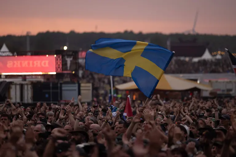 Das-35-Wacken-Open-Air-Tag-2-mit-Legenden-des-Metaks-unter-Sommerhitze-Der-zweite-Tag-Wacken-unter-Sommerhitze-und-die-Legenden-gaben-sich-die-Hand-auf-der-Buehne-Bis-in-die-Nacht-werden-nun-weitere-Stars-der-Szene-die-85-000-Fans-weiter-aufheitzen-ein-Schauer-ab-22-Uhr-wurde-fast-herbeigesehntt-Erst-am-Freitag-soll-sich-die-Lage-mit-milderen-Temperaturen-entspannen-Wacken-Wacken-open-Air-Schleswig-Holstein-Deutschland-5DL0143-Day-2-of-the-35th-Wacken-Open-Air-Metal-Legends-in-the-Summer-Heat-The-second-day-of-Wacken-took-place-in-the-summer-heat-and-the-legends-shared-the-stage-Well-into-the-night-more-stars-of-the-scene-will-continue-to-fire-up-the-85-000-fans-a-concert-starting-at-10-p-m-was-eagerly-eagerly-anticipated