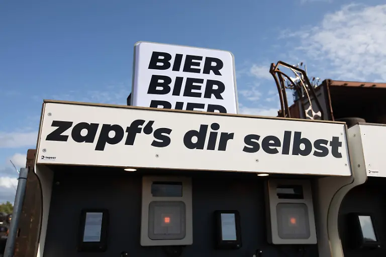 Wacken-2926-viele-Fans-bereits-vor-dem-offiziellen-Beginn-eingetroffen-Bei-gutem-Wetter-eroeffnen-die-ersten-Staende-bereits-vor-der-offiziellen-Eroeffnung-Damit-ist-der-Bereich-um-die-Zeltplaetze-bei-gutem-Wetter-am-Montag-gut-gefuellt-und-zehntausende-Metalheads-geniessen-das-Festival-vor-dem-Festival-Wacken-Wacken-open-Air-Schleswig-Holstein-Deutschland-IVDJ6297-Wacken-2926-Many-fans-have-already-arrived-before-the-official-start-Thanks-to-good-weather-the-first-booths-are-opening-even-before-the-official-opening-As-a-result-the-area-around-the-campsites-is-well-populated-on-Monday-thanks-to-the-good-weather-and-tens-of-thousands-of-metalheads-are-enjoying-the-festival-before-the-festival