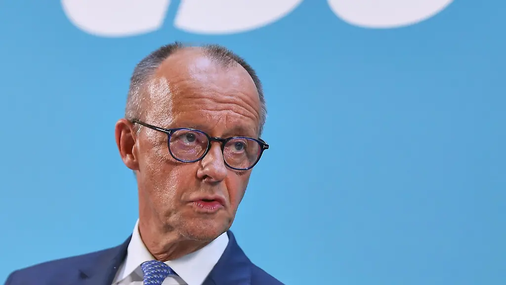 Berlin-Deutschland-Deutscher-Bundestag-Pressekonferenz-nach-Sondersitzung-der-Unionsfraktion-Bundeskanzler-Friedrich-Merz-CDU-mit-CSU-Schriftzug-im-Hintergrund