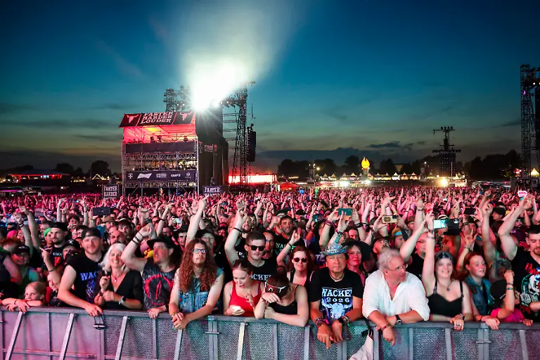Festivalbesucher-feiern-waehrend-des-Auftritts-der-Band-Haematom-beim-Wacken-Open-Air-W-O-A-Das-W-O-A-gilt-als-groesstes-Heavy-Metal-Festival-der-Welt