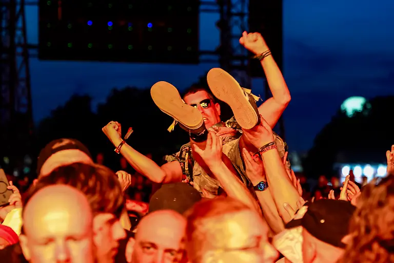 Festivalbesucher-feiern-waehrend-des-Auftritts-der-Band-Haematom-beim-Wacken-Open-Air-W-O-A-Das-W-O-A-gilt-als-groesstes-Heavy-Metal-Festival-der-Welt
