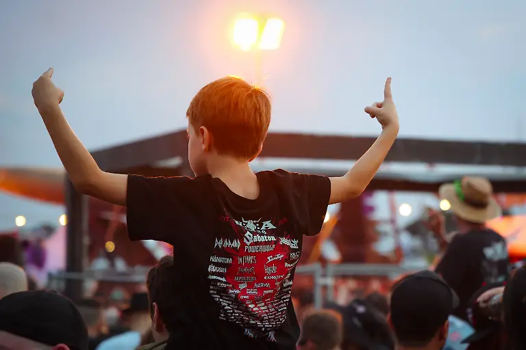 Ein-junger-Festivalbesuchender-feiert-waehrend-des-Auftritts-der-Band-MegaBosch-beim-Wacken-Open-Air-W-O-A-Das-W-O-A-gilt-als-groesstes-Heavy-Metal-Festival-der-Welt