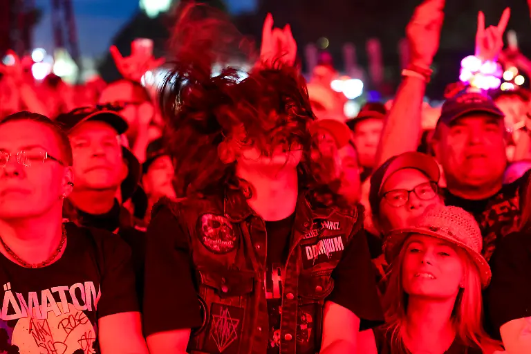 Festivalbesucher-feiern-waehrend-des-Auftritts-der-Band-Haematom-beim-Wacken-Open-Air-W-O-A-Das-W-O-A-gilt-als-groesstes-Heavy-Metal-Festival-der-Welt