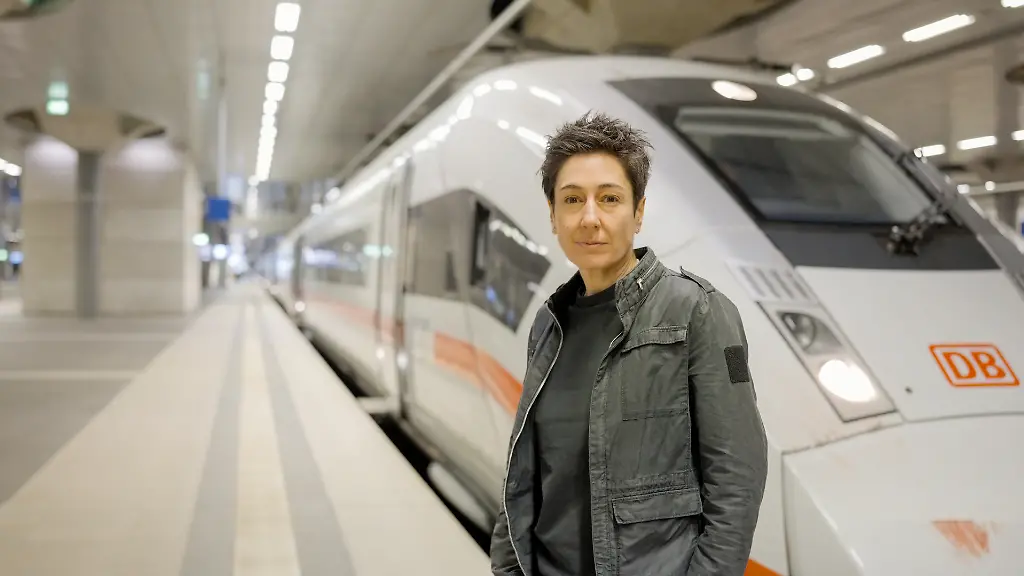 Am-Puls-mit-Dunja-Hayali-Unsere-Bahn-geliebt-verflucht-gefaehrlich-ab-und-am-21-7-beim-im-ZDF-Dunja-Hayali-steht-in-einer-Bahnhofshalle-auf-einem-leeren-Gleis-vor-einem-ICE-und-schaut-in-die-Kamera
