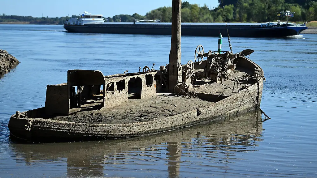 Ein-Schiffswrack-ist-am-Rhein-zu-sehen-Wegen-des-niedrigen-Wasserstands-ist-der-Aalschokker-an-der-Muendung-zum-Silberseee-wieder-zu-sehen