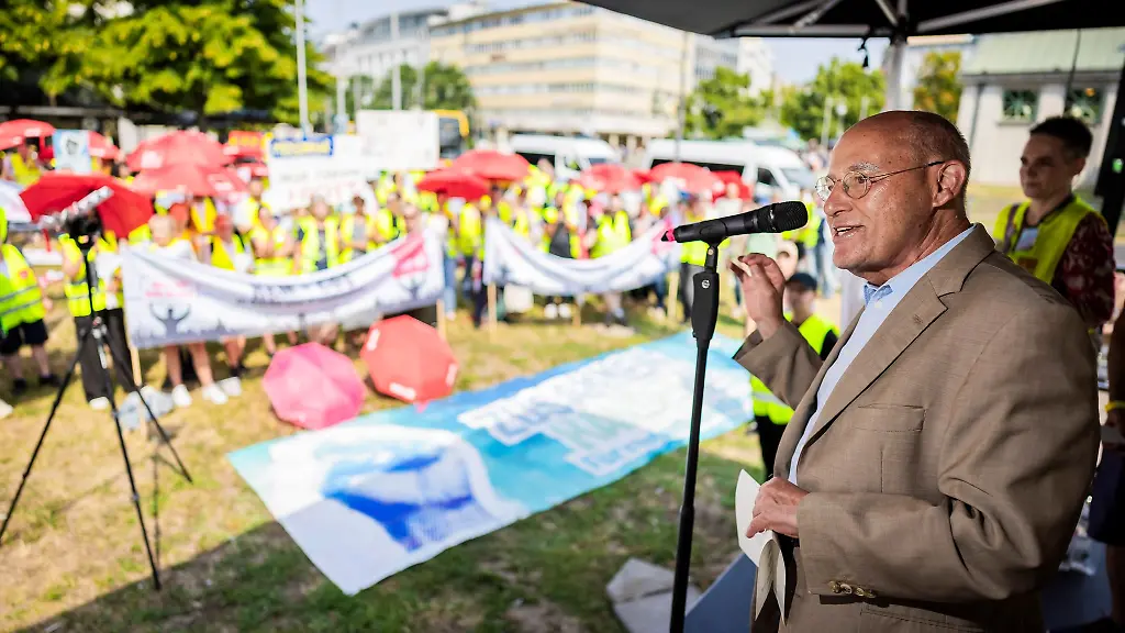 Der-Linke-Politiker-Gregor-Gysi-spricht-auf-einer-Streikkundgebung-im-Berliner-und-Brandenburger-Handel
