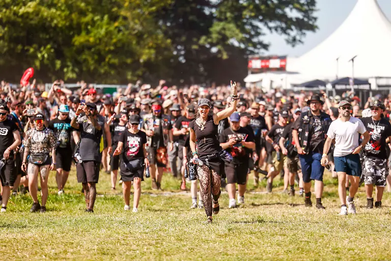 Festivalbesucher-laufen-waehrend-der-Eroeffnung-auf-das-Infield-beim-Wacken-Open-Air-W-O-A-Das-W-O-A-gilt-als-groesstes-Heavy-Metal-Festival-der-Welt