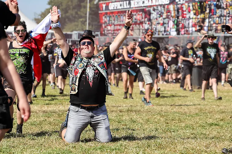Ein-Mann-kniet-waehrend-der-Eroeffnung-auf-dem-Infield-beim-Wacken-Open-Air-W-O-A-Das-W-O-A-gilt-als-groesstes-Heavy-Metal-Festival-der-Welt
