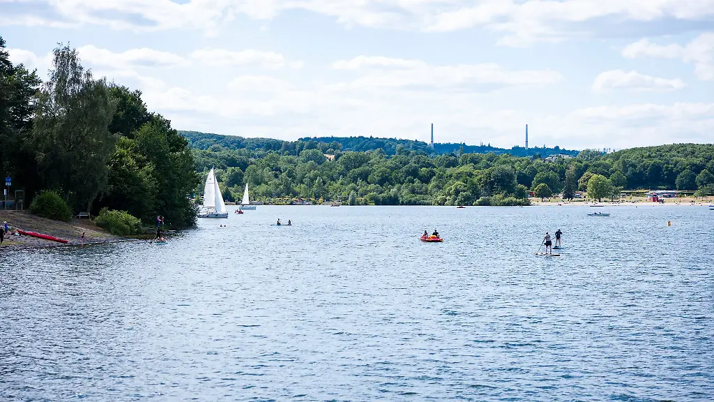 Besucher-segeln-und-Paddeln-auf-dem-Bostalsee