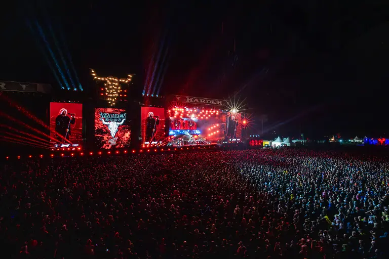 Die-britische-Band-Def-Leppard-steht-beim-Wacken-Open-Air-W-O-A-auf-der-Buehne-Das-W-O-A-gilt-als-groesstes-Heavy-Metal-Festival-der-Welt