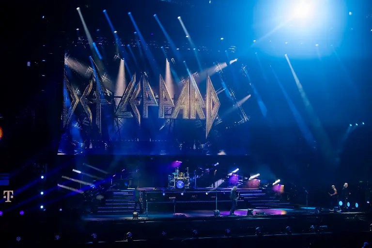 Die-britische-Band-Def-Leppard-steht-beim-Wacken-Open-Air-W-O-A-auf-der-Buehne-Das-W-O-A-gilt-als-groesstes-Heavy-Metal-Festival-der-Welt