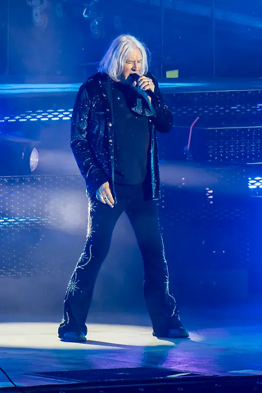 Joe-Elliott-von-der-britischen-Band-Def-Leppard-steht-beim-Wacken-Open-Air-W-O-A-auf-der-Buehne-Das-W-O-A-gilt-als-groesstes-Heavy-Metal-Festival-der-Welt
