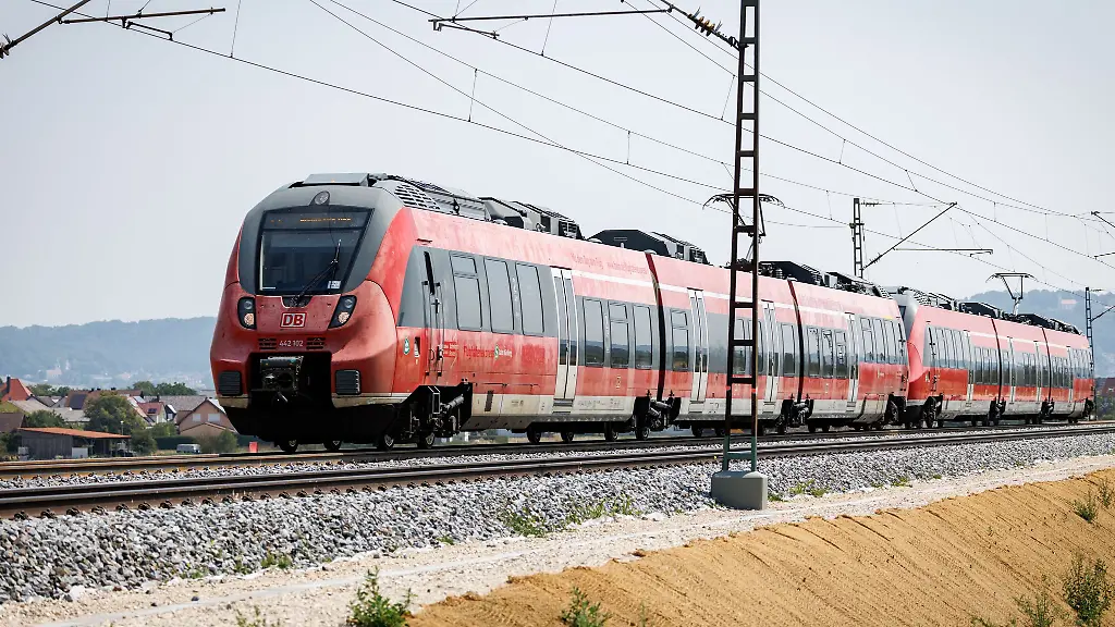 Seit-Montag-rollen-S-Bahnen-auf-einem-Teil-der-sanierten-Strecke-von-Nuernberg-bis-Neumarkt-in-der-Oberpfalz