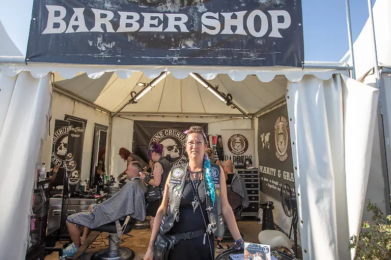 Das-35-Wacken-Open-Air-ist-offiziell-eroeffnet-Heute-um-15-Uhr-und-30-Minuten-eroeffnete-das-sonnigste-Wacken-Open-Air-seit-Jahren-seine-Tore-und-das-Infield-fuer-zehntausende-Fans-die-vor-die-Buehnen-stuermten-Die-Barber-sind-wieder-fuer-den-Guten-Zweck-vor-Ort-Wacken-Wacken-open-Air-Schleswig-Holstein-Deutschland-IVDJ7595-The-35th-Wacken-Open-Air-is-officially-open-Today-at-3-30-p-m-the-sunniest-Wacken-Open-Air-in-years-opened-its-gates-and-the-infield-to-tens-of-thousands-of-fans-who-rushed-toward-the-stages-The-Barbers-are-back-on-site-for-a-good-cause