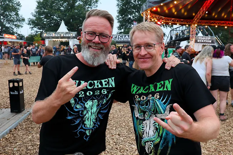 Claus-Ruhe-Madsen-l-CDU-Wirtschaftsminister-von-Schleswig-Holstein-und-Daniel-Guenther-CDU-Ministerpraesident-von-Schleswig-Holstein-stehen-zusammen-beim-Wacken-Open-Air-W-O-A-Das-W-O-A-gilt-als-groesstes-Heavy-Metal-Festival-der-Welt