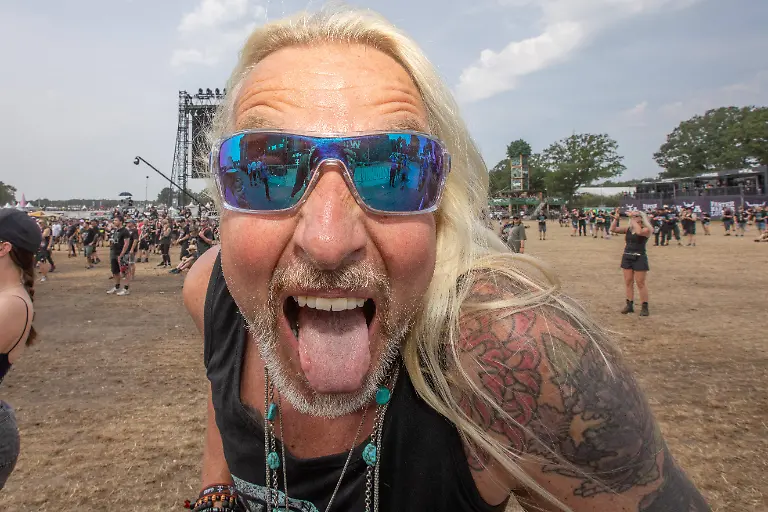 Das-35-Wacken-Open-Air-Tag-2-mit-Legenden-des-Metaks-unter-Sommerhitze-Der-zweite-Tag-Wacken-unter-Sommerhitze-und-die-Legenden-gaben-sich-die-Hand-auf-der-Buehne-Bis-in-die-Nacht-werden-nun-weitere-Stars-der-Szene-die-85-000-Fans-weiter-aufheitzen-ein-Schauer-ab-22-Uhr-wurde-fast-herbeigesehntt-Erst-am-Freitag-soll-sich-die-Lage-mit-milderen-Temperaturen-entspannen-Wacken-Wacken-open-Air-Schleswig-Holstein-Deutschland-IVDJ8308-Day-2-of-the-35th-Wacken-Open-Air-Metal-Legends-in-the-Summer-Heat-The-second-day-of-Wacken-took-place-in-the-summer-heat-and-the-legends-shared-the-stage-Well-into-the-night-more-stars-of-the-scene-will-continue-to-fire-up-the-85-000-fans-a-set-starting-at-10-p-m-was-almost-eagerly-anticipated