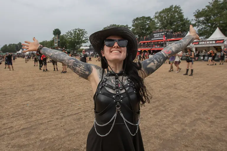 Das-35-Wacken-Open-Air-Tag-2-mit-Legenden-des-Metaks-unter-Sommerhitze-Der-zweite-Tag-Wacken-unter-Sommerhitze-und-die-Legenden-gaben-sich-die-Hand-auf-der-Buehne-Bis-in-die-Nacht-werden-nun-weitere-Stars-der-Szene-die-85-000-Fans-weiter-aufheitzen-ein-Schauer-ab-22-Uhr-wurde-fast-herbeigesehntt-Erst-am-Freitag-soll-sich-die-Lage-mit-milderen-Temperaturen-entspannen-Wacken-Wacken-open-Air-Schleswig-Holstein-Deutschland-IVDJ8397-Day-2-of-the-35th-Wacken-Open-Air-Metal-Legends-in-the-Summer-Heat-The-second-day-of-Wacken-took-place-in-the-summer-heat-and-the-legends-shared-the-stage-Well-into-the-night-more-stars-of-the-scene-will-continue-to-fire-up-the-85-000-fans-a-concert-starting-at-10-p-m-was-almost-eagerly-anticipated