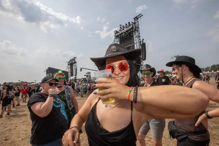 Das-35-Wacken-Open-Air-Tag-2-mit-Legenden-des-Metaks-unter-Sommerhitze-Der-zweite-Tag-Wacken-unter-Sommerhitze-und-die-Legenden-gaben-sich-die-Hand-auf-der-Buehne-Bis-in-die-Nacht-werden-nun-weitere-Stars-der-Szene-die-85-000-Fans-weiter-aufheitzen-ein-Schauer-ab-22-Uhr-wurde-fast-herbeigesehntt-Erst-am-Freitag-soll-sich-die-Lage-mit-milderen-Temperaturen-entspannen-Wacken-Wacken-open-Air-Schleswig-Holstein-Deutschland-IVDJ8247-Day-2-of-the-35th-Wacken-Open-Air-Metal-Legends-in-the-Summer-Heat-The-second-day-of-Wacken-took-place-in-the-summer-heat-and-the-legends-shared-the-stage-Well-into-the-night-more-stars-of-the-scene-will-continue-to-fire-up-the-85-000-fans-a-concert-starting-at-10-p-m-was-almost-eagerly-anticipated
