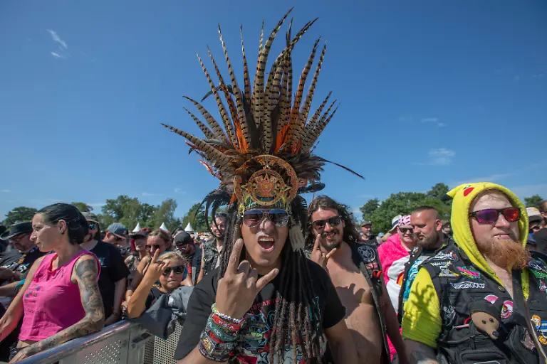 Das-35-Wacken-Open-Air-ist-offiziell-eroeffnet-Heute-um-15-Uhr-und-30-Minuten-eroeffnete-das-sonnigste-Wacken-Open-Air-seit-Jahren-seine-Tore-und-das-Infield-fuer-zehntausende-Fans-die-vor-die-Buehnen-stuermten-Wacken-Wacken-open-Air-Schleswig-Holstein-Deutschland-IVDJ7363-The-35th-Wacken-Open-Air-is-officially-open-Today-at-3-30-p-m