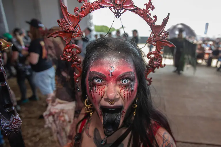 Der-Countdown-laeuft-zum-sonnigen-35-Wacken-Open-Air-Kostuemierte-Walking-Acts-unterhalten-die-Fans-Dienstag-und-nur-noch-24-Stunden-bis-zur-offiziellen-Eroeffnung-des-Inflields-durch-die-Veranstalte-Dien-bisher-eroeffneten-Eventflaechen-sind-bereits-so-gut-gefuellt-als-waere-das-Festival-bereits-gestartet-so-sind-fast-alle-der-85-000-Festivalbesucher-eingetroffen-Puenktlich-stimmt-nun-auch-das-Wetter-und-die-Hitze-wird-die-kommenden-Tage-anhalten-Wacken-Wacken-open-Air-Schleswig-Holstein-Deutschland-IVDJ6594-The-countdown-is-on-for-the-sunny-35th-Wacken-Open-Air-Costumed-walking-acts-are-entertaining-fans-on-Tuesday-and-there-are-only-24-hours-left-until-the-official-opening-of-the-Infield-by-the-organizers