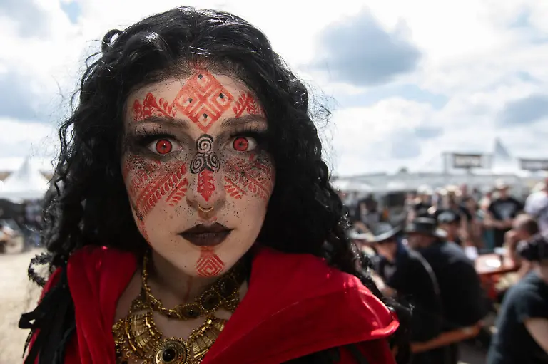 Der-Countdown-laeuft-zum-sonnigen-35-Wacken-Open-Air-Kostuemierte-Walking-Acts-unterhalten-die-Fans-Dienstag-und-nur-noch-24-Stunden-bis-zur-offiziellen-Eroeffnung-des-Inflields-durch-die-Veranstalte-Dien-bisher-eroeffneten-Eventflaechen-sind-bereits-so-gut-gefuellt-als-waere-das-Festival-bereits-gestartet-so-sind-fast-alle-der-85-000-Festivalbesucher-eingetroffen-Puenktlich-stimmt-nun-auch-das-Wetter-und-die-Hitze-wird-die-kommenden-Tage-anhalten-Wacken-Wacken-open-Air-Schleswig-Holstein-Deutschland-IVDJ6619-The-countdown-is-on-for-the-sunny-35th-Wacken-Open-Air-Costumed-walking-acts-are-entertaining-fans-on-Tuesday-and-there-are-only-24-hours-left-until-the-official-opening-of-the-Infield-by-the-organizers